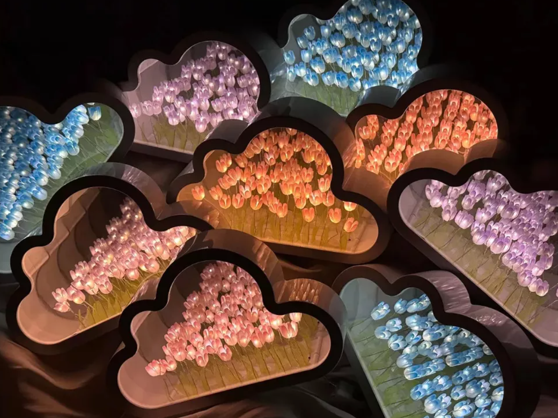 HERMOSA LAMPARA ESPEJO JARDIN DE TULIPANES 3D.